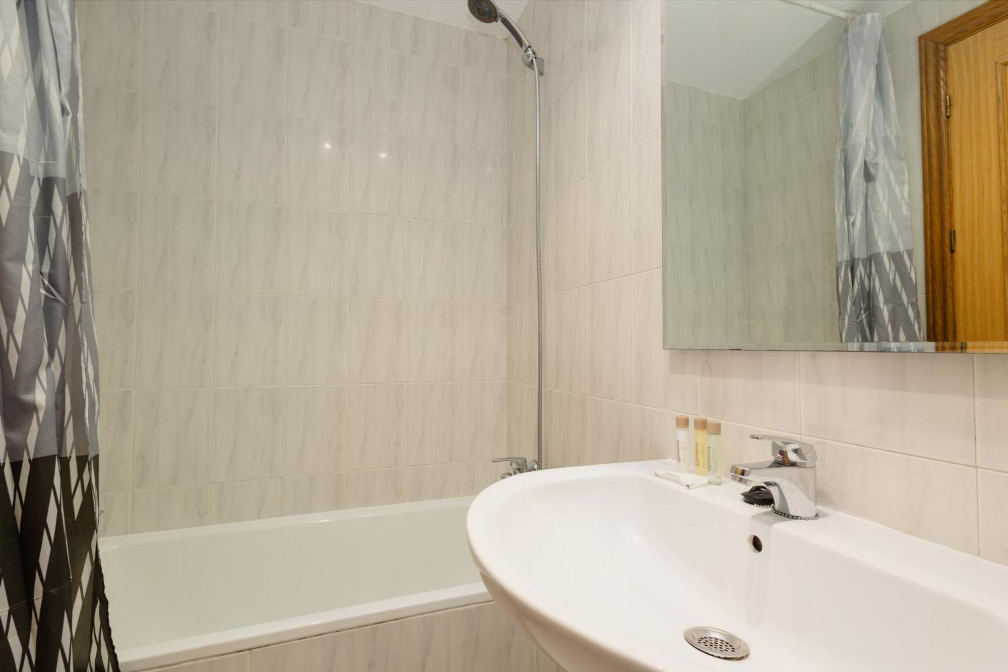Beautiful Townhouse Walking Distance To The Beach In Costabella, Marbella Eksteriør billede